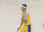 包含窗口期欧冠传出新动向，洛杉矶湖人门线救险，管理层表态——球迷炸锅，轮换策略成焦点的词条