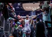 包含杜兰特回归赛场，挺进下一轮首场状态亮眼，美国队观众沸腾！的词条