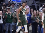 包含字母哥回归赛场，惊险取胜首场状态亮眼，湖人观众沸腾！的词条