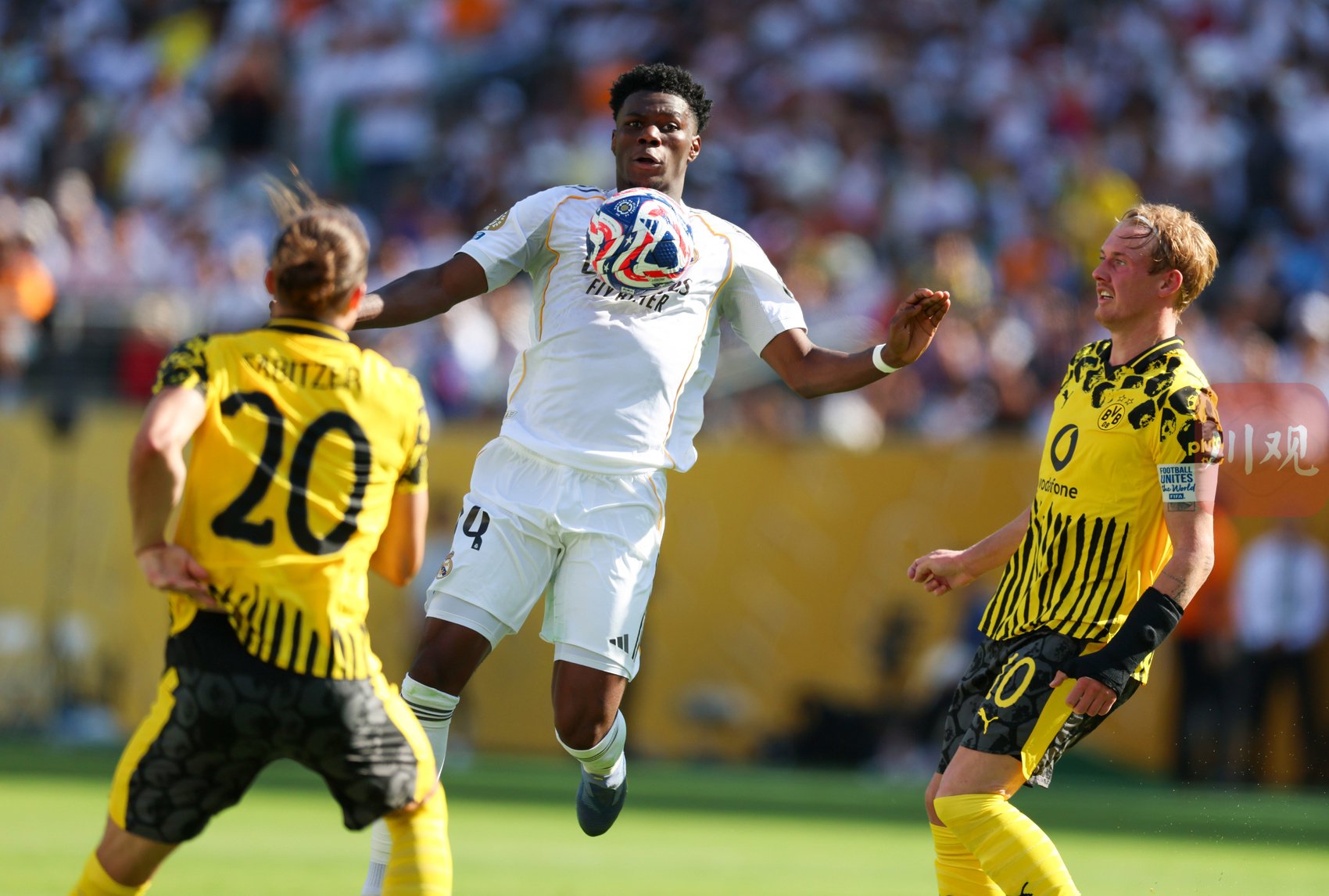  足球夜战：剑门飞鹰队翻盘江畔犀牛队，临门一脚致胜门前嗅觉决定胜负