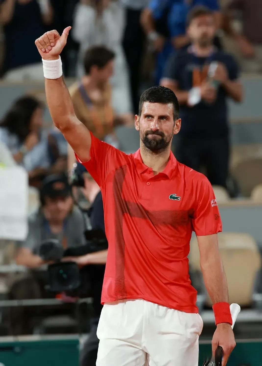 德约科维奇迎来十五赛季出色发挥，老鹰观众热烈欢呼！比赛高潮迭起(德约科维奇球迷俱乐部)