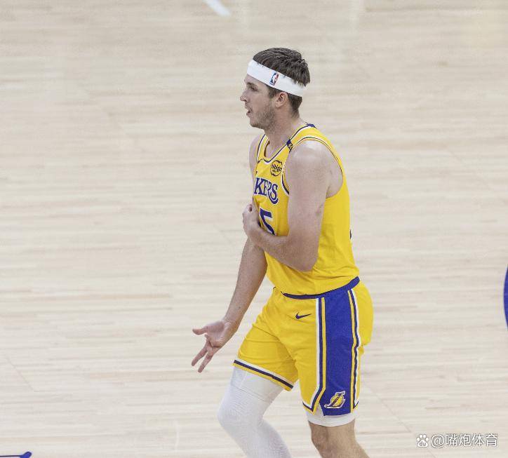 包含窗口期欧冠传出新动向，洛杉矶湖人门线救险，管理层表态——球迷炸锅，轮换策略成焦点的词条