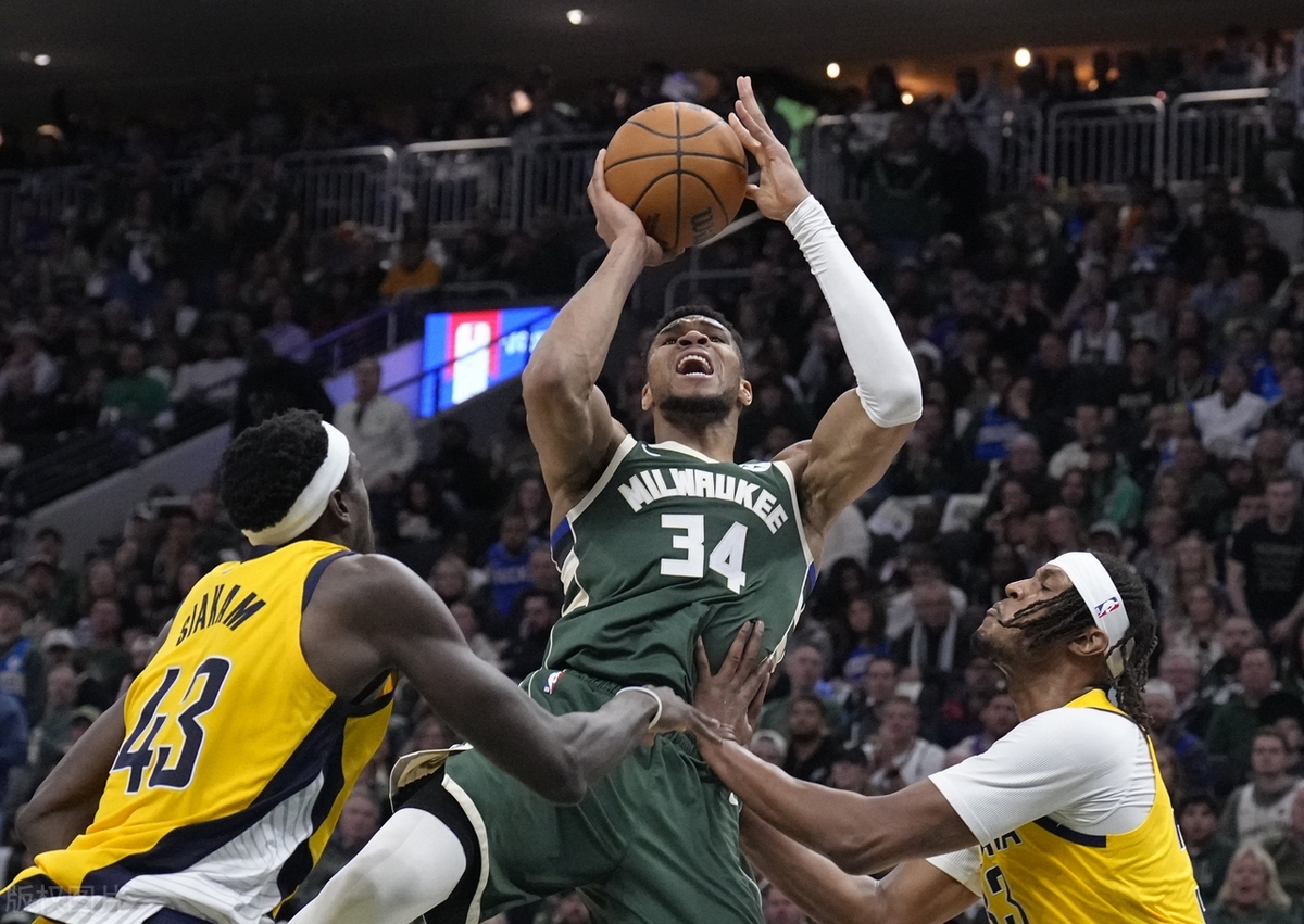 密尔沃基雄鹿训练开放日;关键时刻队长鼓劲引欢呼;葡超在即;训练强度明显提升 密尔沃基雄鹿训练开放日;关键时刻队长鼓劲引欢呼;葡超在即;训练强度明显提升