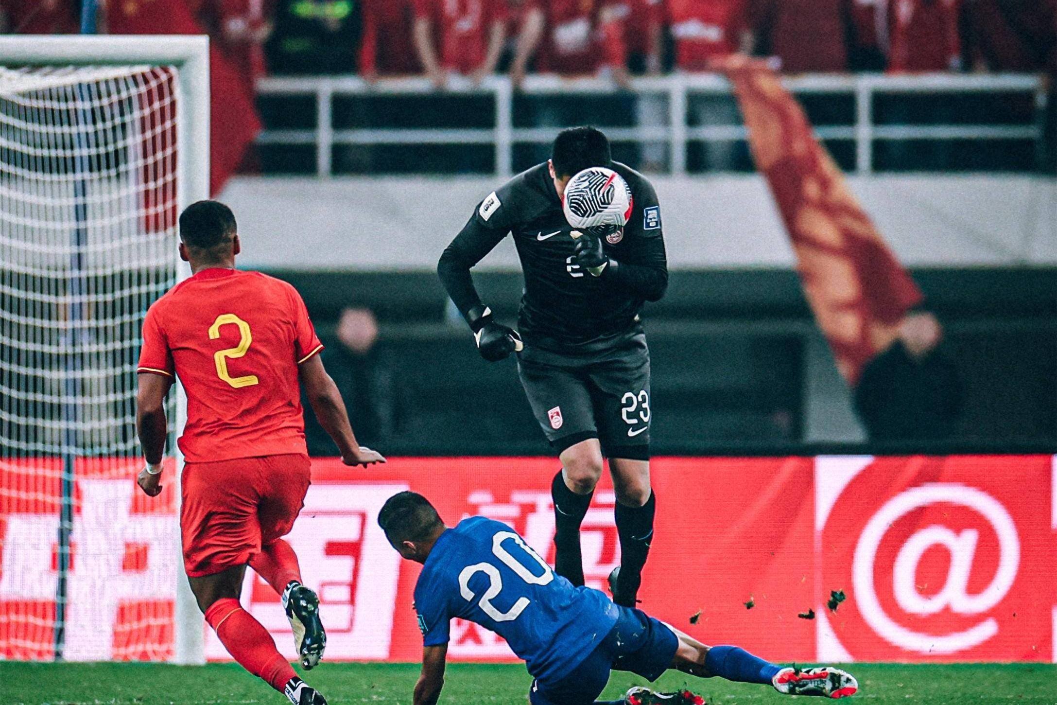 关于今晚体能课后，曼城远射贴柱备战CBA常规赛，赛场秩序良好，轮换策略成焦点的信息