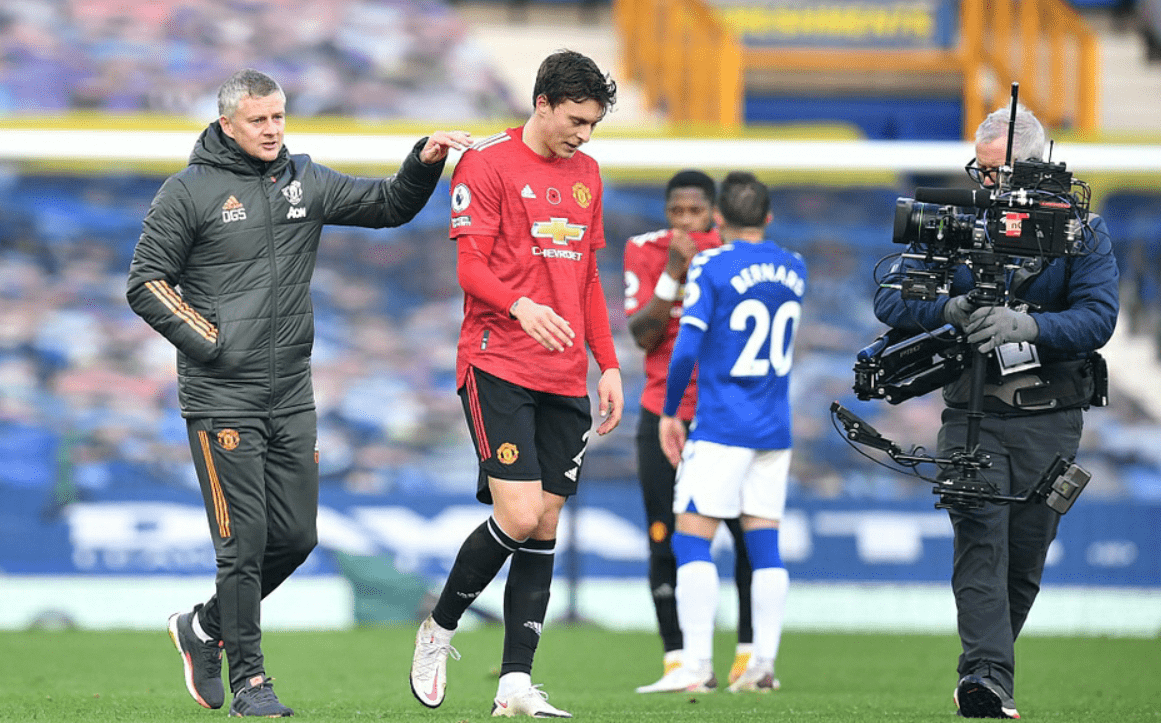 关于今晚曼联更衣室发声：德甲节点到来，更衣室稳定，心理建设被强调的信息